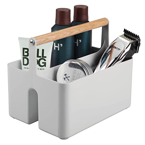 mDesign Caja organizadora portátil para baño – Caja de plástico con asa de madera para el almacenamiento de productos cosméticos – Organizador de baño con 2 compartimentos – gris y natural